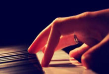 里昂客场战胜门兴格拉德巴赫：逆袭与荣耀之夜